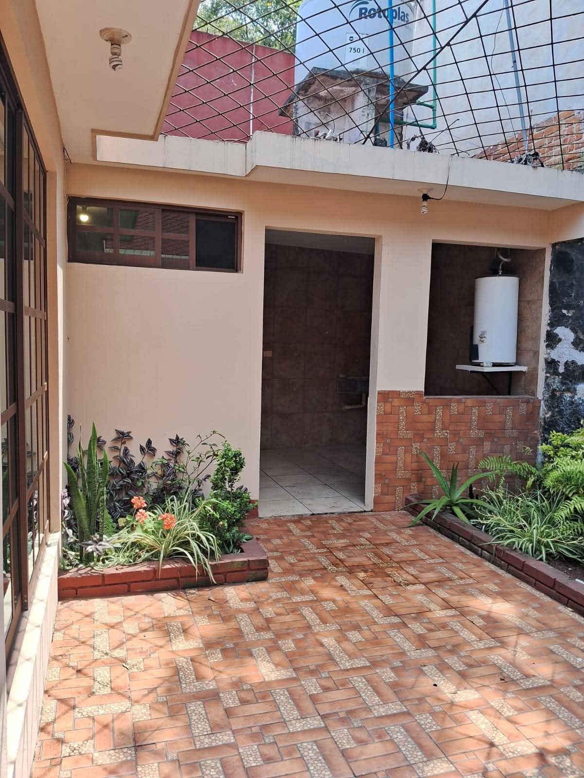 Hermosa casa - 1